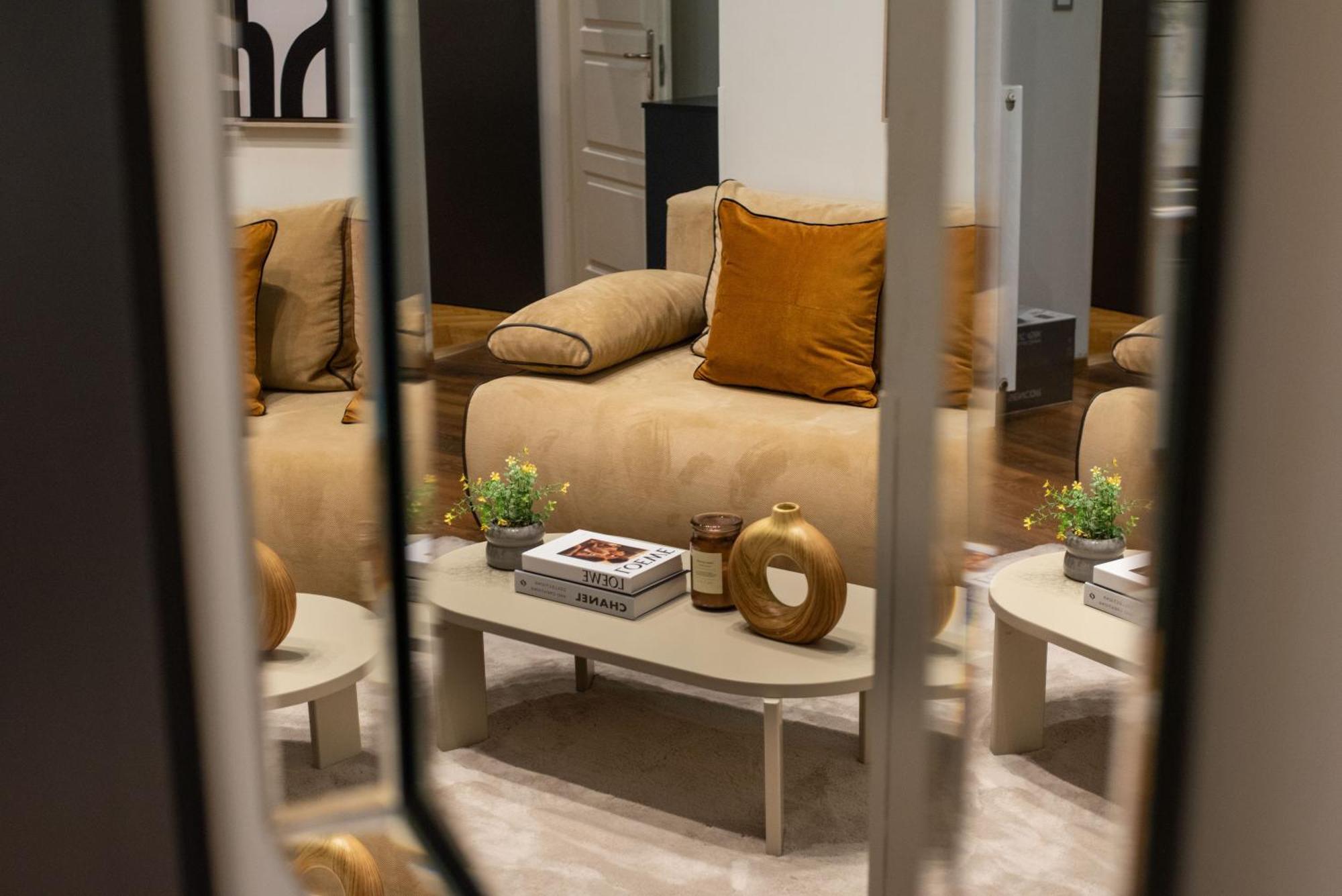 Chic Central 1Br Retreat Near New York Cafe With View Budapest Bagian luar foto